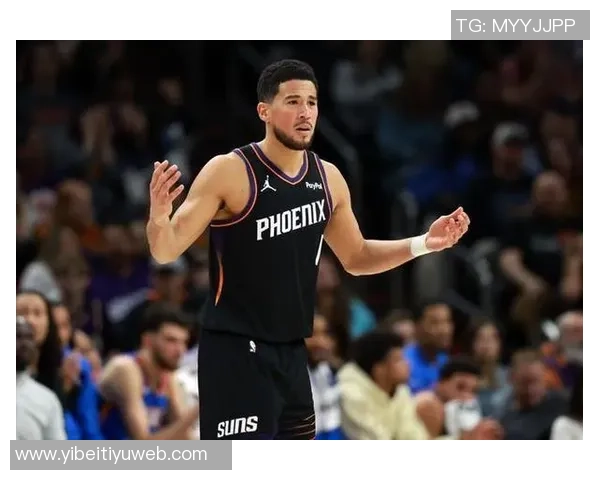 布克首节表现出色三分球未中依然轻松拿下12分2板2助